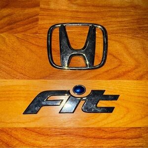 2007 2008 HONDA FIT REAR TRUNK LID SILVER EMBLEM LOGO BADGE SIGN SYMBOL LETTERS